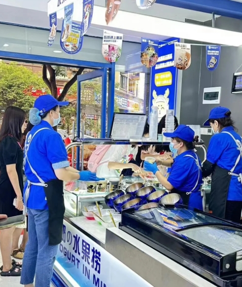 总店开在郑州的辛李记酸奶水果捞，全国已经开近200家门店一开业就排队到爆满的水果捞店，到底有多大魅力?